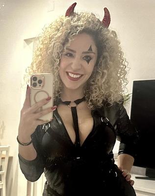 猫の大きなお尻ビッグおっぱいゴージャスな巻き毛ラテン系女の子ミックスショット