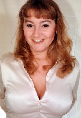 巨乳の女、限界までタイトなブラウスを伸ばす大きなおっぱい
