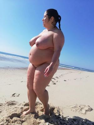 BBWヌーディストとペギングカップル