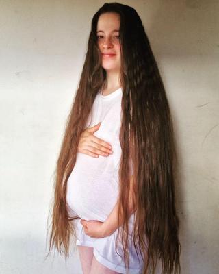Enceinte longue, les cheveux longs sont si sexy