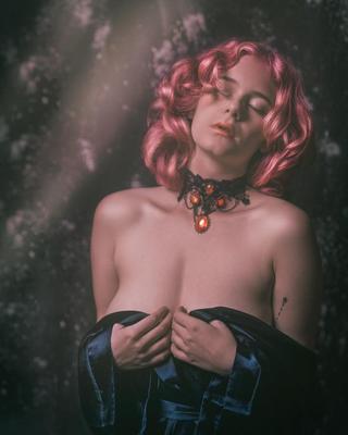 Sexi busty model ( le fay niniane )