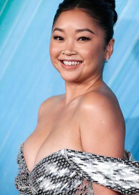 Vollbusige Auli Cravalho / Lana Condor, unterschätzte Promi -Teenschlampe