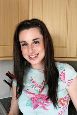 Brünette haarige Teen mit sehr schönen Titten Rachel
