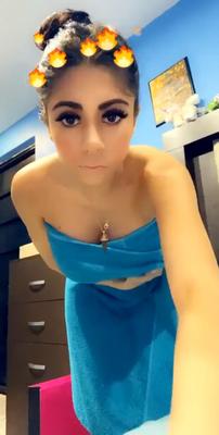 Gros seins cam girl laisse tomber sa serviette