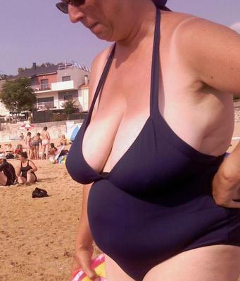 率直な熟女ギルフフィートお尻のおっぱいビーチ