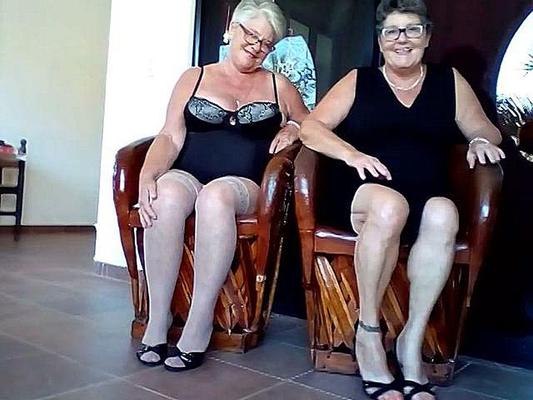 Laissez-vous discuter des jambes et des seins