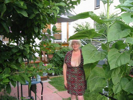 Yessica dans le jardin