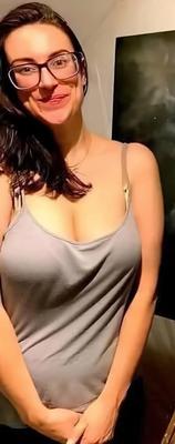 Sexy Tanktop -Frau mit Brille