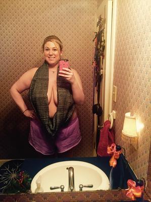 かわいい汚いブロンドの妻自己吸う素敵な大きな乳輪