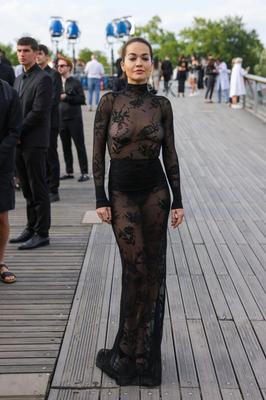 Provokative Eleganz: Rita Ora zeigt Brüste