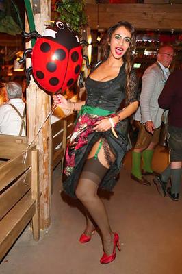 Fesche Madln im Dirndl Zum VierHundertst`n
