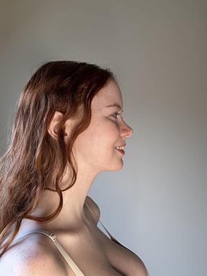 Einzigartiges Ingwermädchen mit haariger Muschi und schöne Titten