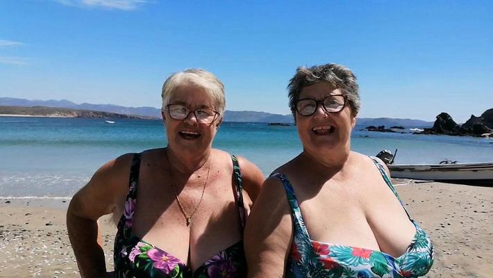 Bosoms de plage (oui, nous avons de gros seins)
