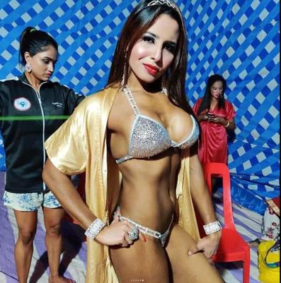 Lindas garotas indianas em biquínis.