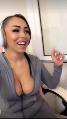 Sarah French Teen mit großen Brüsten