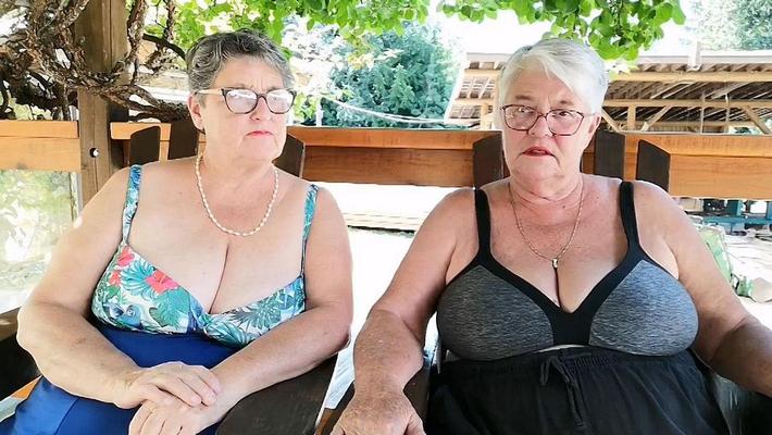 Tous les gars regardent nos seins de grand-mère ..... lol