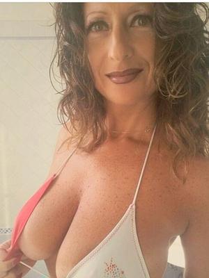 ヌードではなく、巨大な母乳腺