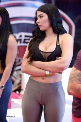 率直なカーショーとイベントの女性