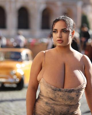 Layla Dominq has cupsize L