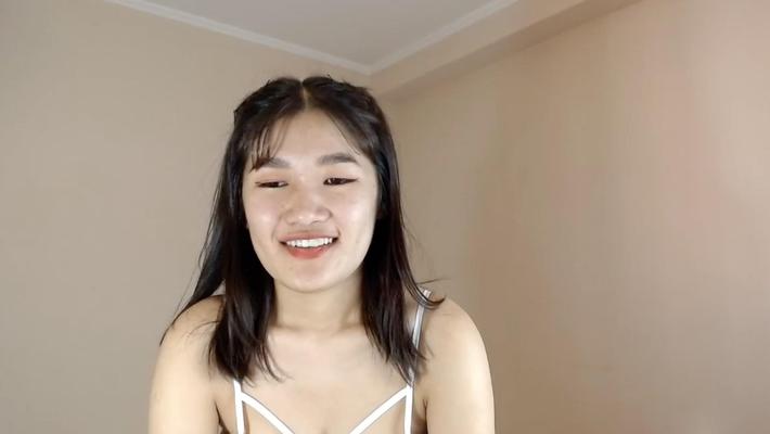Webcam asiático Grande rack e sorriso
