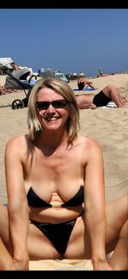 Schöne MILF am Strand