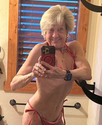 Fit Oma für junge Schwanz