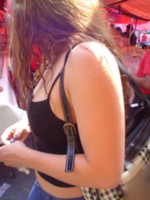 Mexikanisches Mädchen neckt auf einem Open -Air -Markt