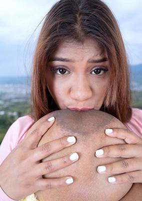 Sehr schlaffe Titten riesige dunkle areola latina Angie