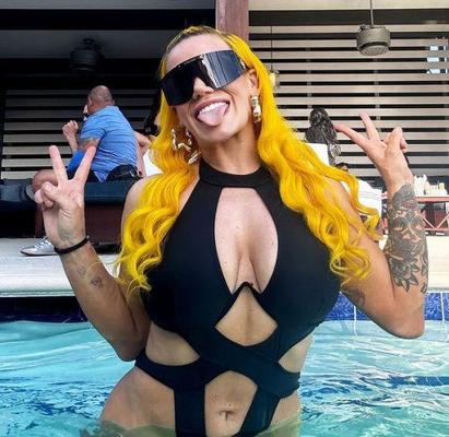 Taya Valkyrieはバービーレスラーを積み重ねました
