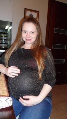 Mignon preggo russe avec un énorme ventre