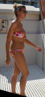 MILF CUAL PERMANTE CURVO EN BIKINI SIN SAPEL