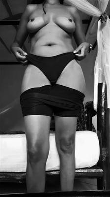 ** gostosa ** Garota gostosa de ébano quente mostrando um corpo preto incrível
