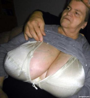Die Oma hat große Euter 