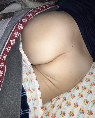 GF reinigt ihre Muschi in Dusche und schlafendem Arsch