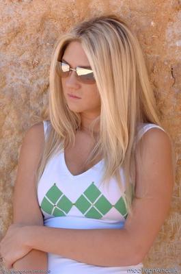 Alison Angel Blonde, Brüste und Strand