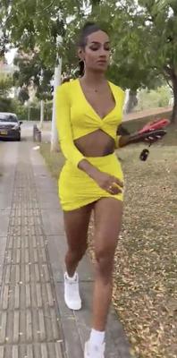 Süße Laura Saenz neckt den Boyz an ihrem Geburtstag