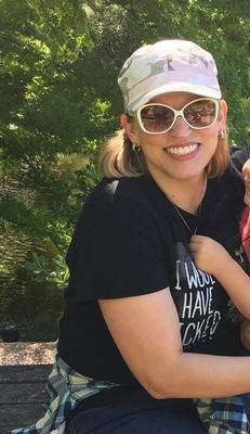 Holly mostrando seus peitos de torpedo no Mardi Gras