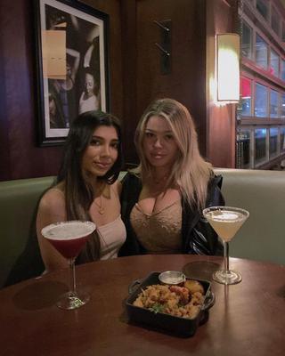 Mischung aus amerikanischen College -Schlampen und Aussie Uni -Schlampen oder Bimbos