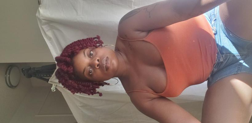 Step sis says comment your custom nude for a free pic 