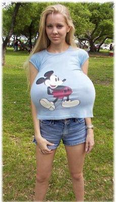 Große Titts unter Outfit