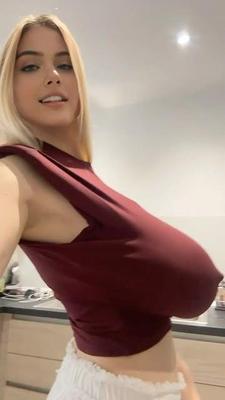 Big Titts under Outfit 