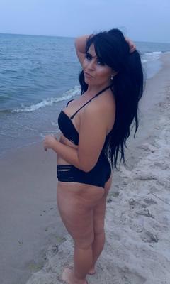 Sexy mollige Hottie mit großen Brüsten und Rabenhaaren