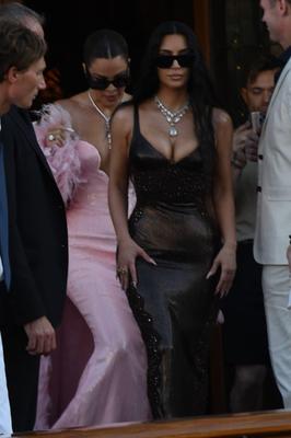 KIM and KHLOE KARDASHIAN En Route to Jeff Bezos’ Wedding