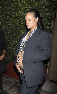 Die schwangere Rihanna hinterlässt ein spätes Abendessen im Giorgio Baldi