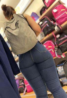 Ehrliche hübsche Brünette in engen Jeans