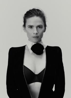Hayley Atwell Black BH Fotoshooting