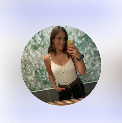Kelsey est une femme très excitée