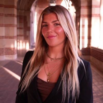 Lilie ist mit ihren Brüsten ausgesetzt