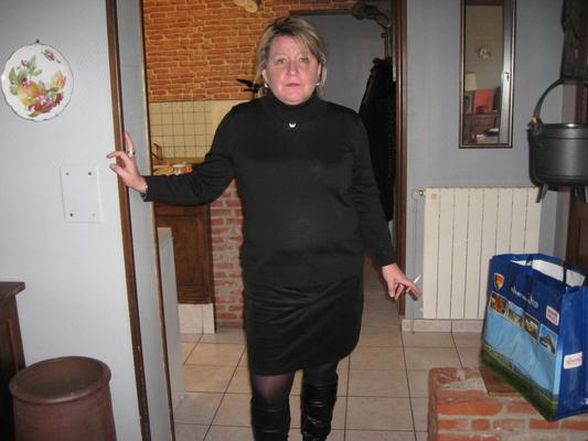 Karine la truie en mode BCBG