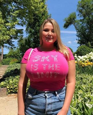Bouncy Blonde : tits too big to hide volume 
